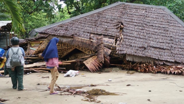 Rumah warga yang ambruk di Jalan Raya Anyer, Desa Cinangka. (Foto: Helmi Afandi Abdullah/kumparan)