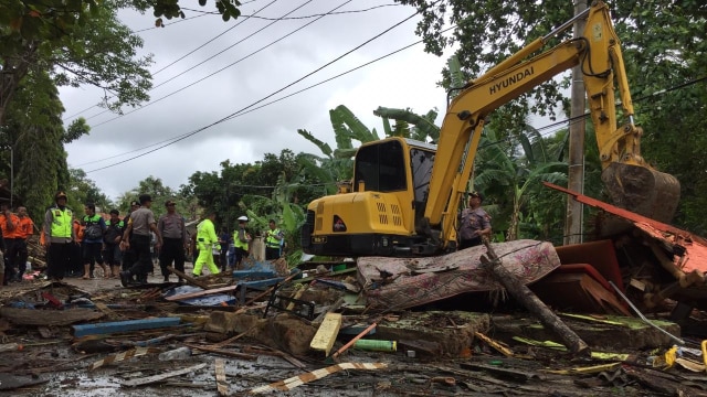 Alat berat mulai membuka akses Jalan ke Kecamatan Carita. (Foto: Mirsan Simamora/kumparan)