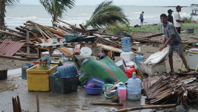 Foto Akses Jalan Menuju Pantai Carita Lumpuh Tertutup Puing