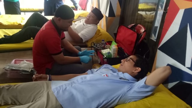 Sandiaga Uno ikut mendonorkan darahnya di Roemah Djoeang. (Foto: Fahrian Saleh/kumparan)