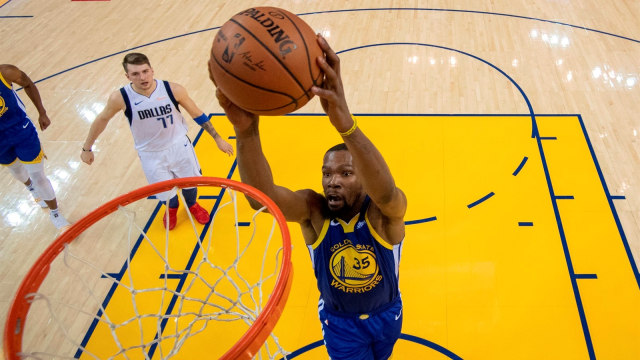 Kevin Durant menangkan Warriors atas Mavericks. Foto: USA Today/Reuters/Kyle Terada