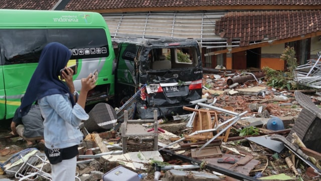 Kondisi di Jalan Raya Carita, Labuan km 12,Pandeglang, Banten setelah di hantam tsunami. (Foto: Helmi Afandi Abdullah/kumparan)