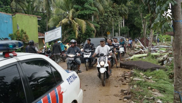 Kondisi di Jalan Raya Carita, Labuan km 12,Pandeglang, Banten setelah di hantam tsunami. (Foto: Helmi Afandi Abdullah/kumparan)