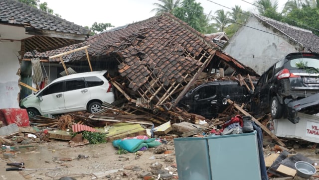 Kondisi di Jalan Raya Carita, Labuan km 12,Pandeglang, Banten setelah di hantam tsunami. (Foto: Helmi Afandi Abdullah/kumparan)