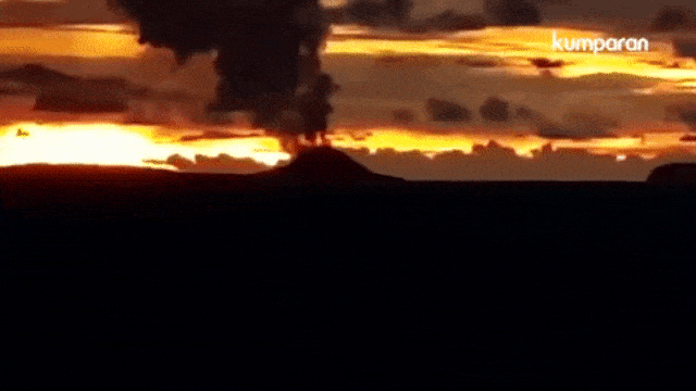 Kondisi Gunung Anak Krakatau pada Sabtu (22/12). (Foto: Dok. Yudha Al Mufid)