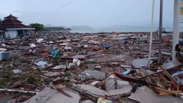 Kondisi di Lampung Selatan akibat diterpa tsunami. (Foto: Dok. Istimewa)