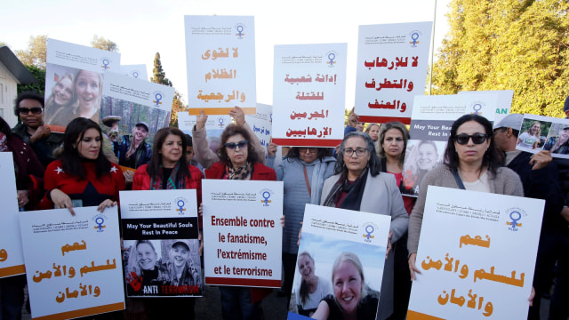 Aksi warga Maroko di depan kedutaan besar Denmark di Rabat untuk menghormati Maren Ueland dan Louisa Vesterager Jespersen yang terbunuh di Maroko. (Foto: Youssef Boudlal/REUTERS)