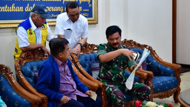 Wapres Jusuf Kalla melakukan konferensi pers terkait bencana tsunami Banten di Pangkalan TNI AU Halim Perdanakusuma. (Foto: Dok. Setwapres)