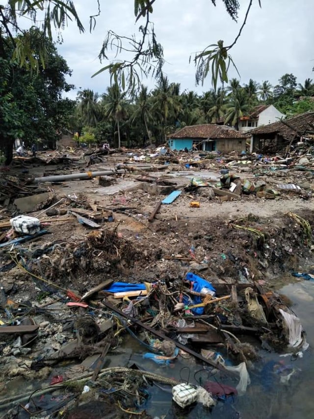 Situasi di Kalianda, pesisir Lampung Selatan terdampak tsunami. (Foto: Dok. Istimewa)
