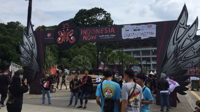 Slankers padati GBK jelang konser ulang tahun Slank. (Foto: Alexander Vito/kumparan)