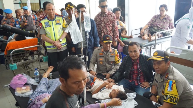 Kapolda Lampung memeriksa warga korban tsunami. (Foto: Dok. Polda Lampung)