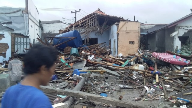 Kondisi di Kalianda, pesisir Lampung Selatan terdampak tsunami. (Foto: Dok. Istimewa)