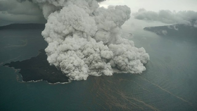 Gambar dari udara kondisi Anak Gunung Krakatau. (Foto: Dicky Adam Sidiq/kumparan)