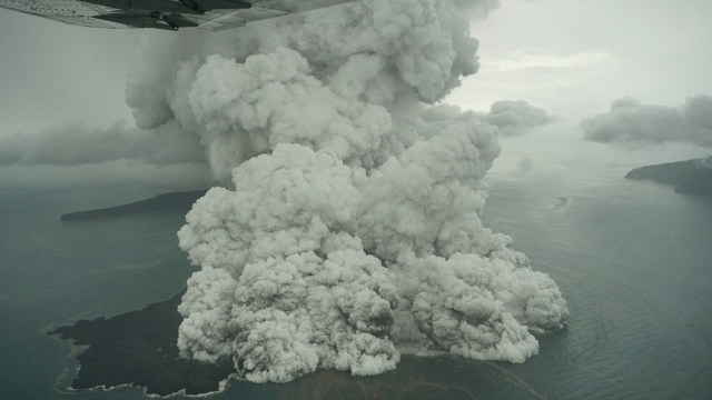 Gambar dari udara kondisi Anak Gunung Krakatau. (Foto: Dicky Adam Sidiq/kumparan)