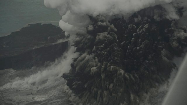 Semburan material vulkanik Anak Gunung Krakatau. (Foto: Dicky Adam Sidiq/kumparan)