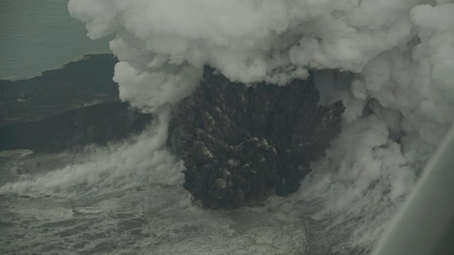 Semburan material vulkanik Anak Gunung Krakatau. (Foto: Dicky Adam Sidiq/kumparan)