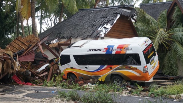 Kendaraan di sekitar villa di Tanjung Lesung yang hancur di terjang tsunami. (Foto: Helmi Afandi Abdullah/kumparan)