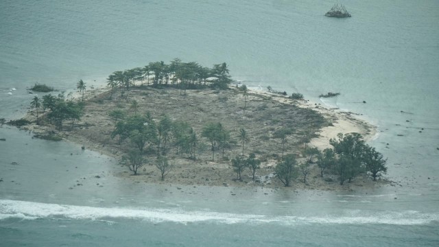 Gambar udara kondisi ssbuah pulau di dekat pesisir Pantai Tanjung Lesung yang di terjang tsunami. (Foto: Dicky Adam Sidiq/kumparan)