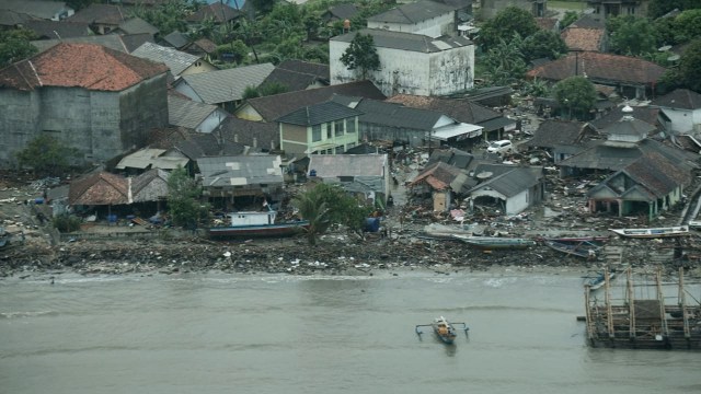 Gambar udara kondisi pesisir Pantai Tanjung Lesung yang di terjang tsunami. (Foto: Dicky Adam Sidiq/kumparan)