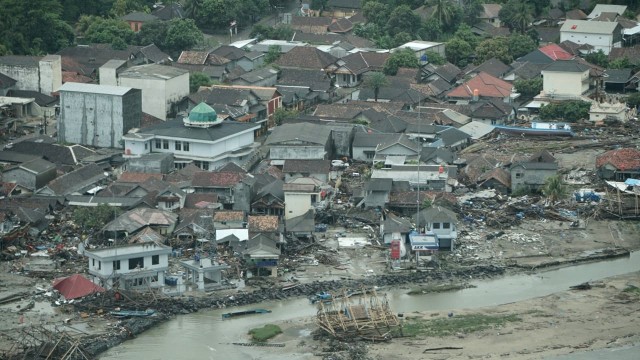 Gambar udara kondisi pesisir Pantai Tanjung Lesung yang di terjang tsunami. (Foto: Dicky Adam Sidiq/kumparan)