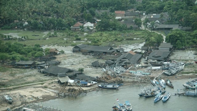 Gambar udara kondisi pesisir Pantai Tanjung Lesung yang di terjang tsunami. (Foto: Dicky Adam Sidiq/kumparan)