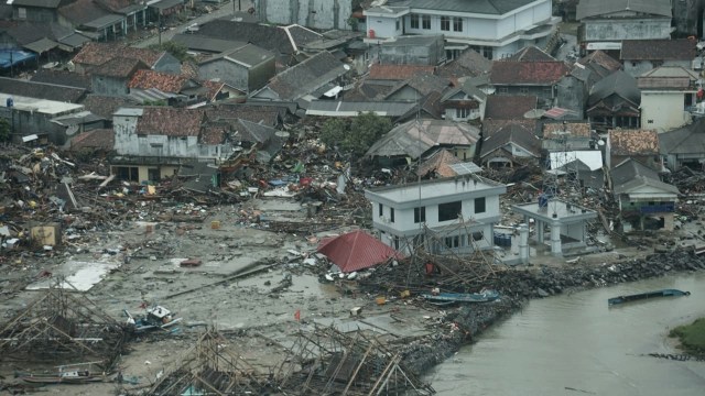 Gambar udara kondisi pesisir Pantai Tanjung Lesung yang di terjang tsunami. (Foto: Dicky Adam Sidiq/kumparan)