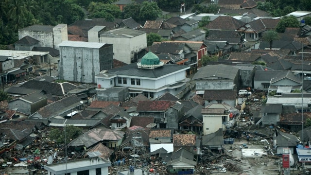 Gambar udara kondisi pesisir Pantai Tanjung Lesung yang di terjang tsunami. (Foto: Dicky Adam Sidiq/kumparan)