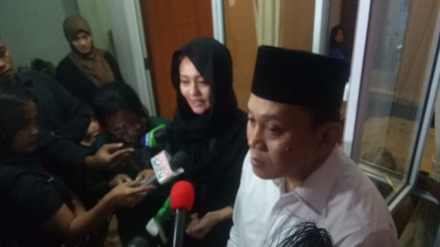 Ketua DPP PKB Abdul Kadir Karding di rumah duka korban bencana tsunami, Herman Sikumbang. (Foto: Fahrian Saleh/kumparan)