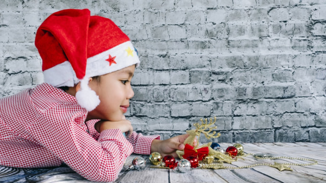 Ilustrasi anak menikmati momen Natal (Foto: Shutterstock)