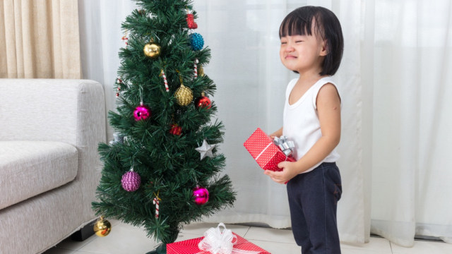 Kado Natal yang banyak bisa membuat anak kewalahan (Foto: Shutterstock)