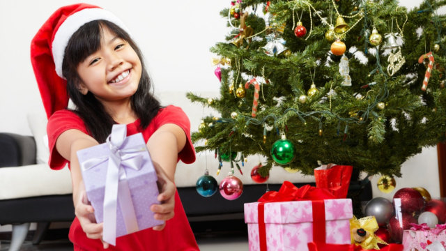 Ajari anak semangat berbagi saat Natal (Foto: Shuttertock)