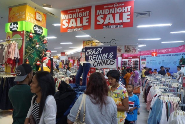 Warga Ambon Serbu Midnight Sale di Maluku City Mall