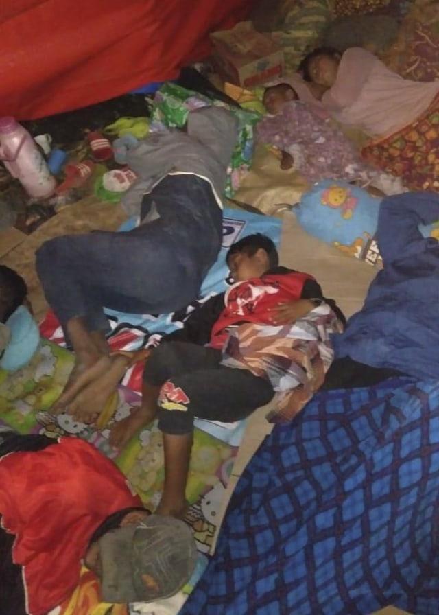 Warga Pulau Sebesi, Provinsi Lampung yang merupakan korban bencana tsunami Selat Sunda belum dapat bantuan.  (Foto: Dok. Istimewa)