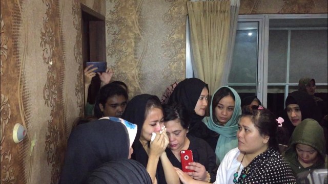 Istri Herman ‘Seventeen’ menangis ketika jenazah suaminya masuk ke rumah duka. (Foto: Alexander Vito/kumparan)