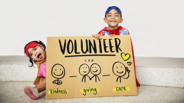 Libatkan anak dalam kegiatan sosial atau menjadi relawan (Foto: Shutterstock)