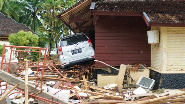 70 Cottage Pantai Mutiara Carita Rusak Parah Dihantam Tsunami