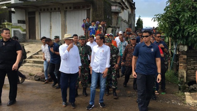 Jokowi tiba di lokasi terdampak tsunami Selat Sunda di Pandeglang, Banten. (Foto: Biro Pers Sekretariat Presiden/Laily Rachev)