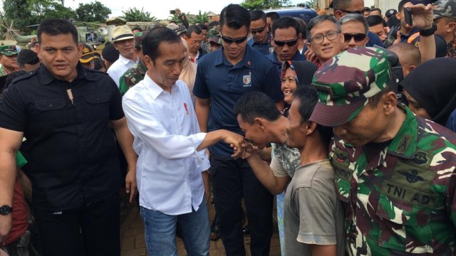 Jokowi tiba di lokasi terdampak tsunami Selat Sunda di Pandeglang, Banten. (Foto: Biro Pers Sekretariat Presiden/Laily Rachev)