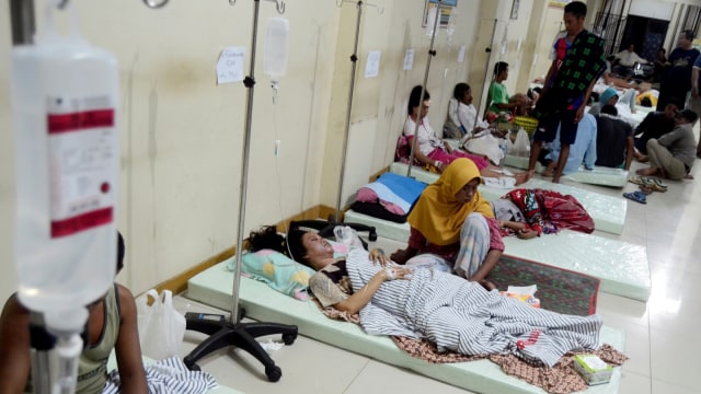 Korban bencana tsunami di Desa Way Muli, Kecamatan Kalianda menjalani perawatan di Rumah Sakit Bob Bazar Kalianda, Lampung Selatan, Senin (24/12/2104).  (Foto: ANTARA FOTO/Ardiansyah)