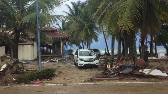 Suasana Desa Sukaramai, Kecamatan Carita, Kabupaten Pandeglang, Banten usai dihantam tsunami. (Foto: Rafyq Alkandy/kumparan)