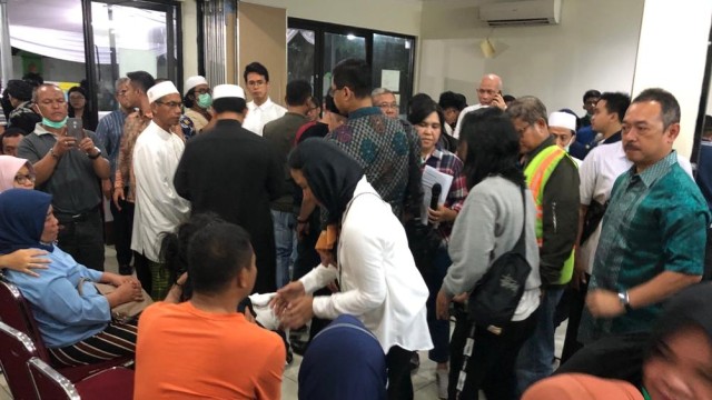 Menteri BUMN Rini Soemarno mendatangi RS Fatmawati untuk mengetahui kondisi korban tsunami. (Foto: Dok. Kementerian BUMN)