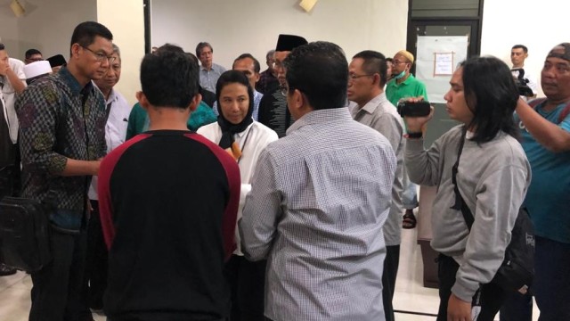 Menteri BUMN Rini Soemarno mendatangi RS Fatmawati untuk mengetahui kondisi korban tsunami. (Foto: Dok. Kementerian BUMN)