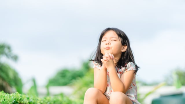 Ilustrasi anak berdoa di alam terbuka (Foto: Shutterstock)