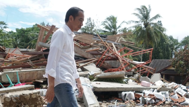 Presiden Joko Widodo tinjau lokasi terdampak tsunami di Hotel Mutiara Carita. (Foto: Helmi Afandi Abdullah/kumparan)