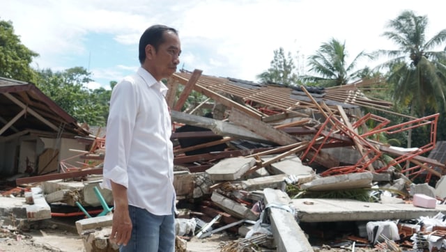Presiden Joko Widodo tinjau lokasi terdampak tsunami di Hotel Mutiara Carita. (Foto: Helmi Afandi Abdullah/kumparan)