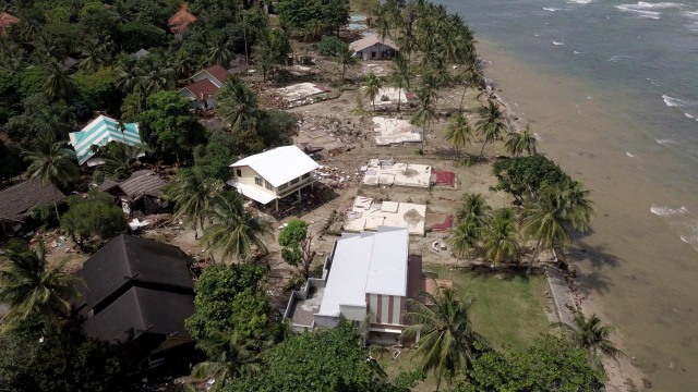 Foto dari udara dampak kerusakan tsunami di Hotel Mutiara Carita. (Foto: Resnu Andika/kumparan)