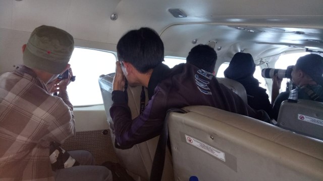 Suasana di dalam pesawat Susi Air saat melakukan peliputan dari udara. (Foto: Dok.Gunanjar Viyandika)