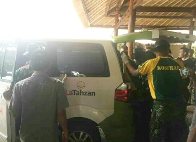 Tim IZI mengevakuasi salah satu personil Seventeen; korban Tsunami Selat Sunda di Banten.