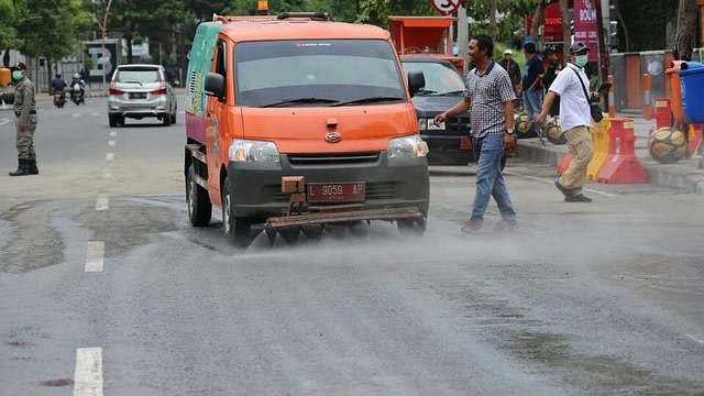 Proses perbaikan Jalan Raya Gubeng, Surabaya, Jawa Timur. (Foto: Instagram/@trirismaharini)