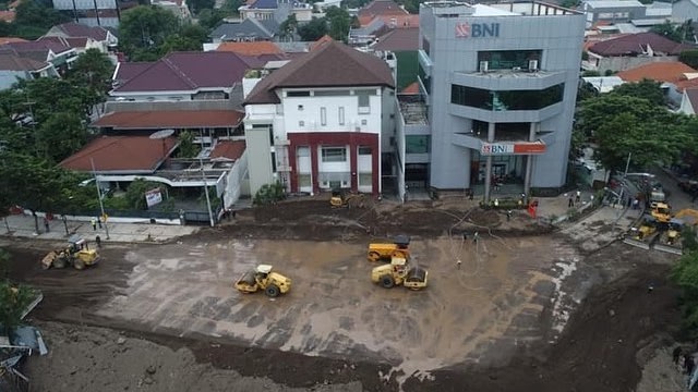 Proses perbaikan Jalan Raya Gubeng, Surabaya, Jawa Timur. (Foto: Instagram/@trirismaharini)